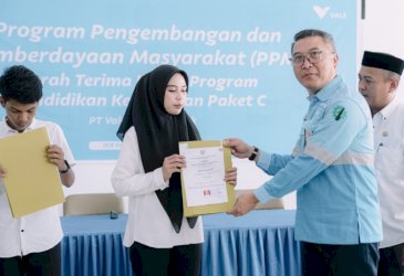 Vale Serahkan Ijazah Paket C bagi Masyarakat di Pomalaa