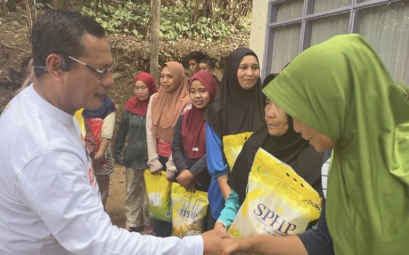 IKAFIBRA CARE. Ketua IKAFIBRA Unhas, A Abd Waris Halid, menyerahkan bantuan pada IKAFIBRA Unhas Care 2026 di Dusun Batulapisi, Kelurahan Malino, Kecamatan Tinggimoncong, Kabupaten Gowa, Sulsel, Sabtu (24/10/2026). foto: istimewa