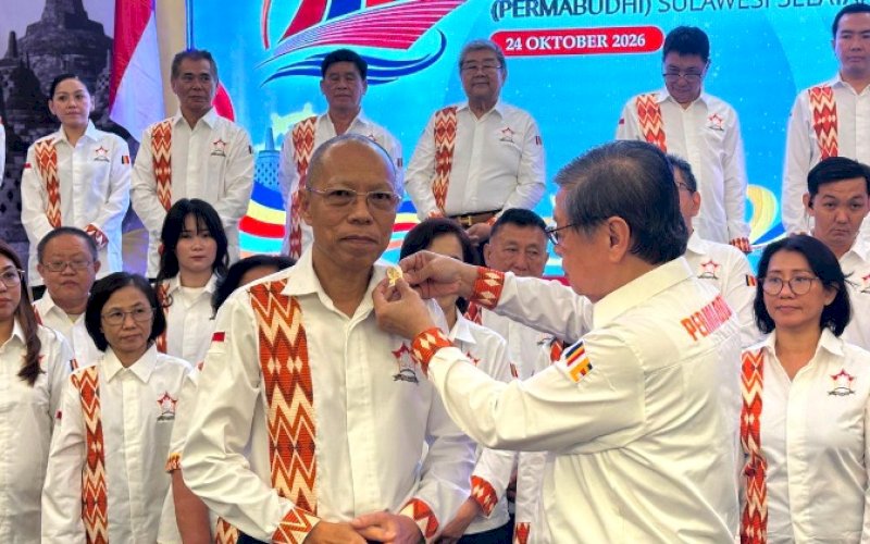 PENGUKUHAN. Ketua Umum Permabudhi yang juga anggota Dewan Pertimbangan Presiden (Wantimpres), Philip Kuntjoro Widjaja, mengukuhkan Yonggris sebagai Ketua Permabudhi Sulsel 2026-2031 pada Musda III Permabudhi Sulsel 2026 di Hotel Horison Makassar, Sabtu (24/10/2026). foto: istimewa