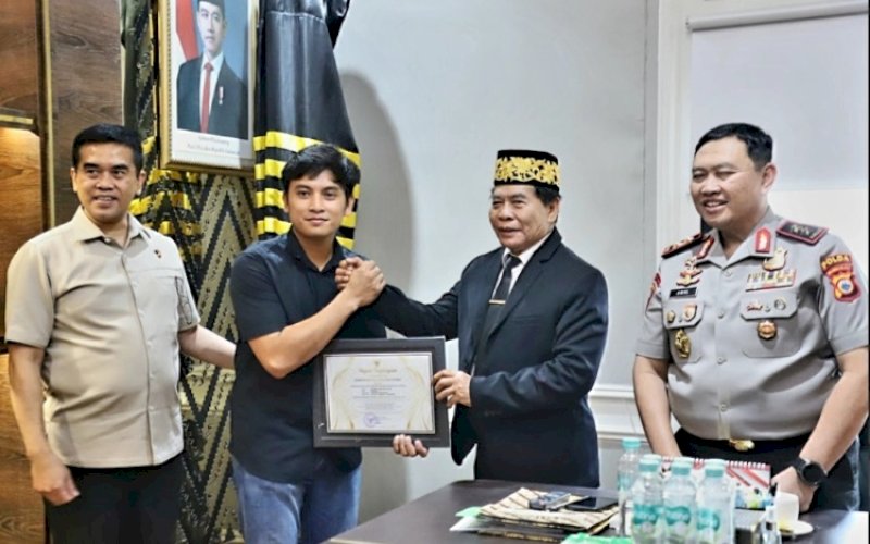 PENGHARGAAN. Gubernur Kaltara, Zainal Arifin Paliwang, menyerahkan piagam penghargaan kepada jajaran personel Direktorat Reserse Kriminal Khusus (Ditreskrimsus) Polda Sulsel di Mapolda Sulsel, Kamis (15/10/2026). foto: istimewa